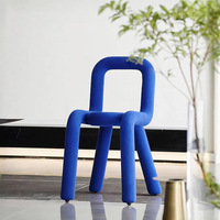 Tabouret de coiffeuse minimaliste moderne / chaise de salle à manger en fibre de verre de forme irrégulière, adapté à la chambre à coucher, à la coiffeuse et à la salle à manger.