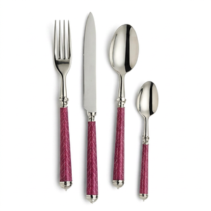 Elegante juego de cubiertos con mango de resina rosa y cabezas con acabado plateado, apto para lavavajillas, para bodas y uso diario. - Product Image 1