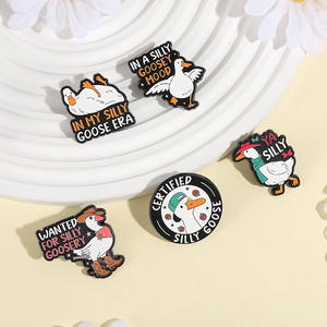 Broches en émail mignonnes et amusantes en forme d'oie, motifs animaux de dessin animé pour sacs à dos, jeans, sacs – Cadeau fantaisie de remise de diplôme pour les amateurs d'oies - Product Image 3
