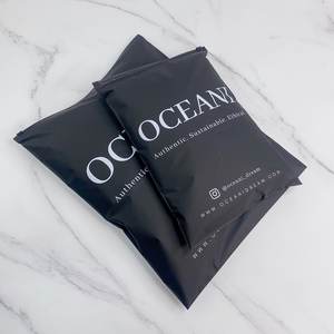 Sacs à fermeture éclair noirs mats personnalisés avec impression blanche - Emballage durable pour les serviettes et outils de detailing automobile - Product Image 6