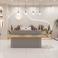 Réception de luxe légère pour réception de spa Table de réception incurvée en bois pour salon de manucure personnalisée avec comptoir de caisse