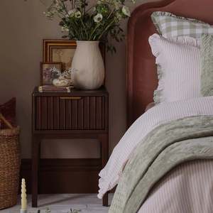 โต๊ะข้างเตียงที่มีเอกลักษณ์แบบพรีเมี่ยมพร้อมพื้นผิวไม้หรูหราการออกแบบที่ทันสมัยและการจัดเก็บที่กว้างขวางสำหรับการทำงานในห้องนอน - Product Image 3