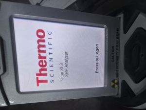 เครื่องวิเคราะห์สเปกโตรมิเตอร์แบบพกพา THREMO Niton รุ่น XL3T980 สำหรับตรวจจับดินและแร่ธาตุ ปรับเปลี่ยนสื่อการใช้งานได้ ของใหม่ ใช้งานได้ 1 ปี ผลิตในอเมริกา - Product Image 4