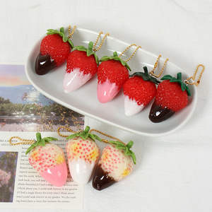 Ciondolo a forma di fragola simulata con salsa per insalata, decorazione per zaino con catena di perline in PVC a forma di frutta simulata e salsa al cioccolato al latte - Product Image 1