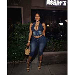 Ensemble Capri en Jean Personnalisé 2026 pour Femme : Haut Halter et Pantalon Court, Tenue Streetwear Y2K Tendance avec Fermetures Éclair Respirantes - Product Image 4