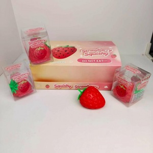 Bestseller transfrontalier créatif, prêt à expédier : Jouet anti-stress en caoutchouc souple en forme de fraise, réaliste et à récupération lente - Product Image 4
