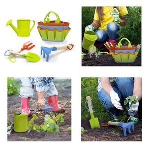 Juego de herramientas pequeñas de jardín para niños pequeños, Set de juguetes con mango de madera que incluye regadera, pala, rastrillo, tenedor, bolsa de almacenamiento - Product Image 6