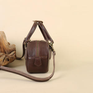 กระเป๋าถือสตรีหนังแท้สะพายพาดลำตัวย้อนยุคหนังวัวสีแทนลายผัก - Product Image 4