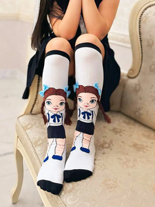 En stock : <span class=keywords><strong>Chaussettes</strong></span> hautes amusantes pour enfants avec motifs de dessins animés 3D originaux, <span class=keywords><strong>chaussettes</strong></span> mignonnes et merveilleuses pour la Journée des <span class=keywords><strong>chaussettes</strong></span> folles - Product Image 4