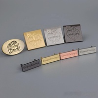 Plaques nominatives métalliques personnalisées en alliage de zinc de qualité supérieure, prix de gros, badges à logo gravé durables, étiquettes métalliques gaufrées sur mesure