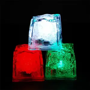 Fournisseur de fête bon marché, verre à vin étanche clignotant multicolore en acrylique, cubes de glace lumineux carrés à LED