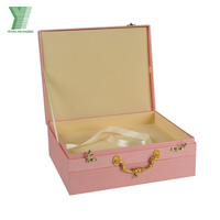 Boîtes cadeaux en forme de valise en carton personnalisées de luxe Tiroir à doublure en éponge de stratification mate pour l'emballage de bijoux de vêtements de fleurs
