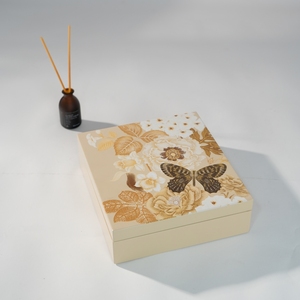 Caja de Madera Lacada de Lujo con Cuatro Compartimentos, Hermosa Decoración Floral y de Mariposas, Organizador de Almacenamiento Multiusos - Product Image 6