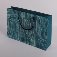 Sacs en papier kraft de luxe avec poignée en ruban Emballage de luxe imprimé personnalisé pour vêtements Cadeaux au détail bon marché du fournisseur