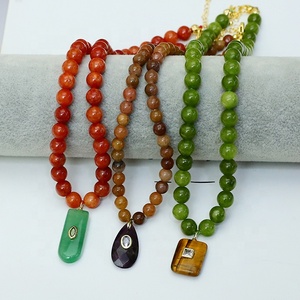 Collier en perles de pierre faites à la main, chaîne multicolore, collier classique pour femmes, bijoux de mode - Product Image 3