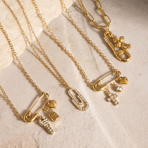 Collier ras du <span class=keywords><strong>cou</strong></span> tendance en acier inoxydable plaqué or 18 carats avec pendentif épingle <span class=keywords><strong>de</strong></span> sûreté, breloques croix, fermoir mousqueton et pavé <span class=keywords><strong>de</strong></span> zircones cubiques pour <span class=keywords><strong>femme</strong></span> - Product Image 1