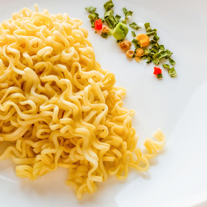 Острая куриная лапша быстрого приготовления Chenghou, корейская, халяль, ручной работы, 90 г - Product Image 3