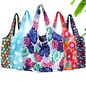 Sac de courses et cadeau pliable en polyester écologique imprimé floral 190T, livraison rapide, 46x60x8cm, vente en gros - Product Image 1