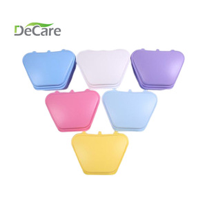 Boîte trapézoïdale en plastique bleue DeCare pour le rangement des prothèses dentaires, des aligneurs orthodontiques et des appareils de rétention - Product Image 2