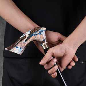 Elegante bastón de madera con detalles artesanales en resina para una apariencia elegante y una estabilidad confiable. - Product Image 1