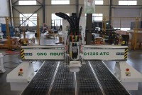 ROCTECH 1325 Syntec ATC CNC Router Machine de travail du bois avec moteur de broche 9KW, broche simple, changeur d'outils linéaire 1300x2500mm