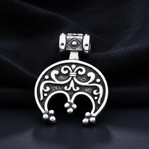 Colgante de acero inoxidable 316L, amuleto lunula eslavo vintage tallado con acabado antiguo, hipoalergénico, con cadena de cuero para hombre. - Product Image 1