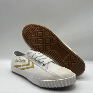 YWQ, מחיר מפעל אופנה נגד דמעות נעלי ספורט בד לבן עמיד להחלקה נעלי ספורט עמידות גומי מגופר HSV003