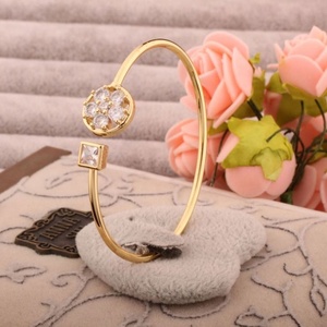 Bracelet ouvert délicat pour femme, plaqué or 18 carats, fleur incrustée de zircon, réglable, fin, tendance, minimaliste, pour soirée ou usage quotidien - Product Image 1