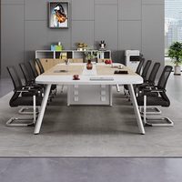 Ensemble de table de conférence de forme barre et de chaises de style minimaliste moderne pour les négociations de bureau et les salles de conférence