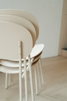 Supernatural italien Yi empilable en plastique polypropylène dos métal pieds chaise de salle à manger Restaurant PP chaises
