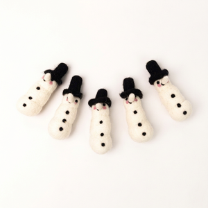 Mini muñeco de nieve blanco de fieltro con sombrero negro para decoración navideña, hecho a mano por un artesano nepalí. - Product Image 3