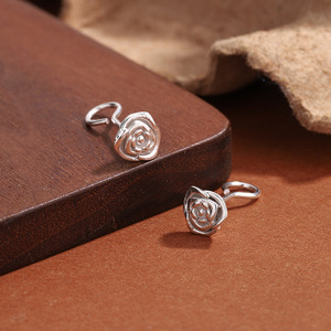 Orecchini a forma di rosa in argento puro S999 per <span class=keywords><strong>donna</strong></span>, dal tocco di lusso leggero e di alta gamma, freschi, semplici e versatili. - Product Image 4