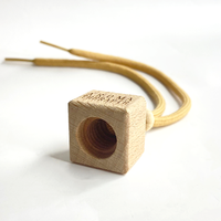 Bouteilles de diffuseur de voiture givrées suspendues en verre dépoli carré avec couvercle en bois bouteille vide de fleur rose de haute qualité de 8ml