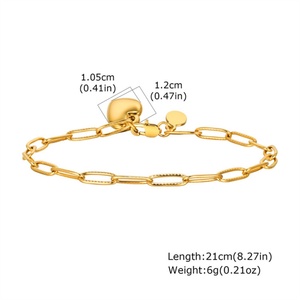 สร้อยข้อมือแฟชั่นประดับจี้รูปหัวใจชุบทองบนสแตนเลสสำหรับผู้หญิง - Product Image 2
