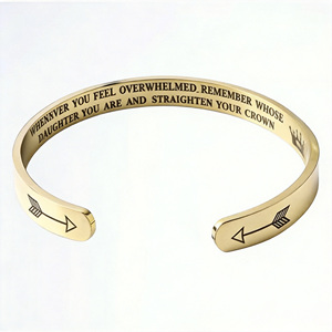 Bracelet manchette plaqué argent avec citation inspirante et motif flèche, bijou religieux chrétien, cadeau - Product Image 1