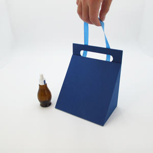 Personaliza tu propio logotipo, nuevo diseño de caja de embalaje portátil estilo bolso, caja de regalo de lujo para cosméticos con cinta. - Product Image 4