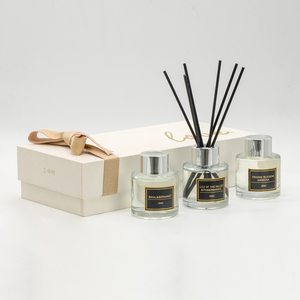 Diffuseur de parfum <span class=keywords><strong>d</strong></span>'ambiance minimaliste en verre cylindrique bleu fumé avec logo personnalisé, bouchon en bois naturel et bâtonnets en fibre noire - Product Image 2