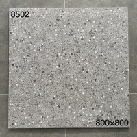 Carrelage mural et de sol en porcelaine moderne, texture pierre, gris clair doux au toucher, 800x800mm, mat, antibactérien, antidérapant, pour salon