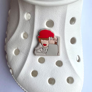 2023 <span class=keywords><strong>Taylor</strong></span> <span class=keywords><strong>Red</strong></span> <span class=keywords><strong>Swift</strong></span> Charms de chaussures pour sabots croc personnalisé populaire chanteur Designers breloques de chaussures en PVC pour le vendeur de décoration - Product Image 6