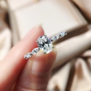 Anillo de Compromiso y Aniversario de Diseño Nuevo con Moissanita Ovalada de 1 Quilate y Oro de 18 Quilates con Anillo de Moissanita en Forma de Marquesa - Product Image 4