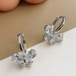 Orecchini a Farfalla per Donne, Graziosi Clip per Orecchie Scintillanti per Uso Quotidiano - Product Image 2
