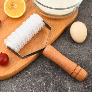 Cortador de <span class=keywords><strong>Pizza</strong></span> Multifunción al por Mayor y Cuchillo Rebanador con Mango de Madera, Rodillo para Masa, Herramientas de Cocina para Hornear - Product Image 1