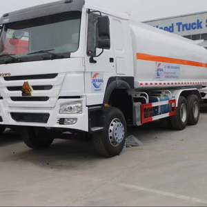 Camion arroseur d'une capacité de 10 mètres cubes, camion arroseur municipal vert et moteur durable, China National Heavy - Product Image 1