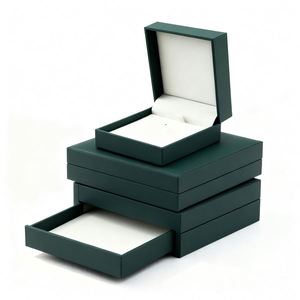 Boîte à bijoux carrée personnalisée avec logo, en carton exquis, doublure en éponge, technique de gaufrage unique et raffinée - Product Image 2