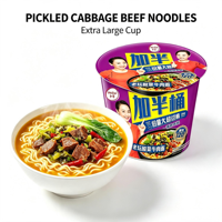 Grand seau de nouilles au bœuf et chou mariné, ramen instantané authentique, faible en gras, aigre et épicé, avec légumes fermentés traditionnels en sachet