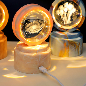 Lampada da Tavolo con Sfera di Cristallo Rotante 3D Incisa, Luce Notturna LED USB con Base in Legno, Regalo Personalizzato Galassia e Pianeti - Product Image 3