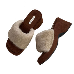 2025 Otoño Invierno nuevo fondo grueso peludo ropa de abrigo zapatillas Cabeza Cuadrada <span class=keywords><strong>Retro</strong></span> leopardo patrón cuña tacón zapatillas para mujer - Product Image 1