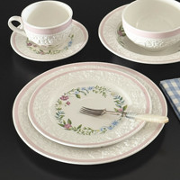 Ensemble de tasses et d'assiettes en céramique à motifs floraux en relief de style baroque européen, ensemble d'assiettes à dîner en porcelaine rose vintage pour mariage