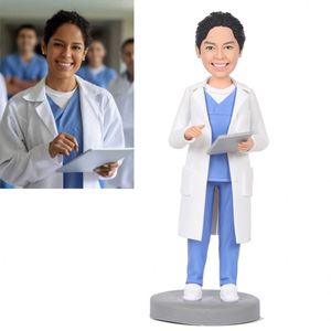 Statuette personnalisée en pâte polymère style Q, figurine bobblehead faite à la main, cadeau souvenir Saint-Valentin pour médecin - Product Image 4