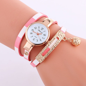 <span class=keywords><strong>Montre</strong></span> pour femme à bracelet fin à carreaux, tendance, avec <span class=keywords><strong>pendentif</strong></span> <span class=keywords><strong>boule</strong></span> dorée, vente chaude - Product Image 2